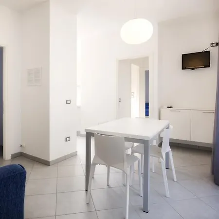Emma 4 Leoni Apartment
