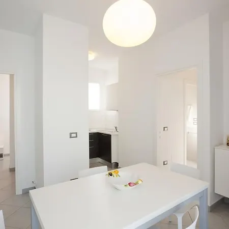 Emma 4 Leoni Apartment