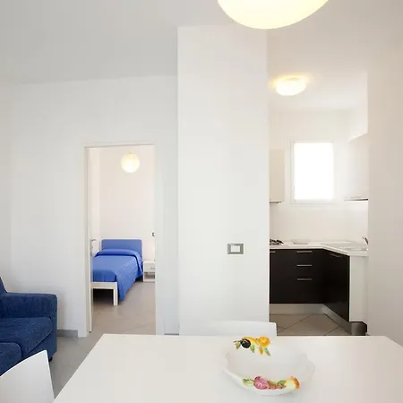 Emma 4 Leoni Apartment